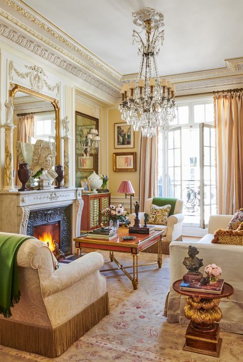 Timothy Corrigan Takes Us on a Tour of His Gloriously Gilded Parisian Pied-à-Terre English Country Interiors, Timothy Corrigan, Fresh Living Room, Homes In France, Country Interior Design, Soho Loft, English Decor, French Style Furniture, Classic Interior Design