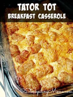 Tator Tot Breakfast Casserole is a great hot breakfast meal for the weekend or on Christmas morning! Tator Tot Breakfast, Tot Breakfast Casserole, Tater Tot Breakfast Casserole, Tater Tot Breakfast, Hot Breakfast, Diner Recept, Tot Casserole, Breakfast Party, Breakfast Casseroles