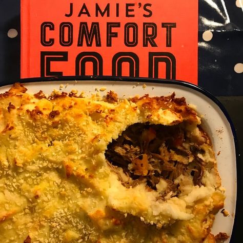 Jamie Oliver's shepherd’s pie has potatoes inside AND on top. Jamie Oliver Comfort Food, Potato Pie Recipe, Cottage Pie Recipe, Shepherds Pie Recipe, Scottish Recipes, Jamie Oliver Recipes, Cottage Pie, Potato Pie, Shepherds Pie