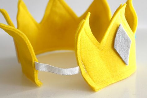 I don't know why I never thought of sewing elastic to the back of a crown.  Great idea! Nativity Costumes, Make A Crown, Couture Bb, Felt Crown, Dress Up Boxes, Sewing Elastic, Kids Dress Up, Birthday Crown, Birthday Hat