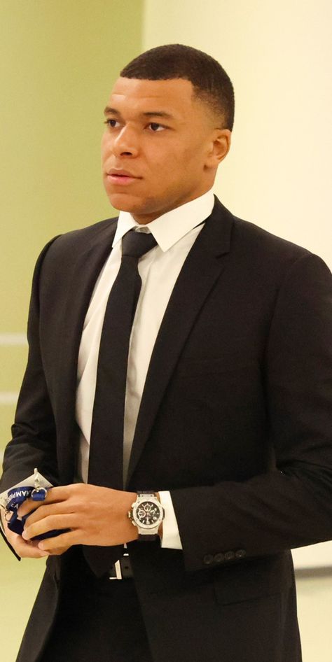 Handsome Football Players, French Football Players, Soccer Boyfriend, Cr7 Ronaldo, Soccer Drills, Kylian Mbappe, Ideal Boyfriend, Soccer Guys, Soccer Boys