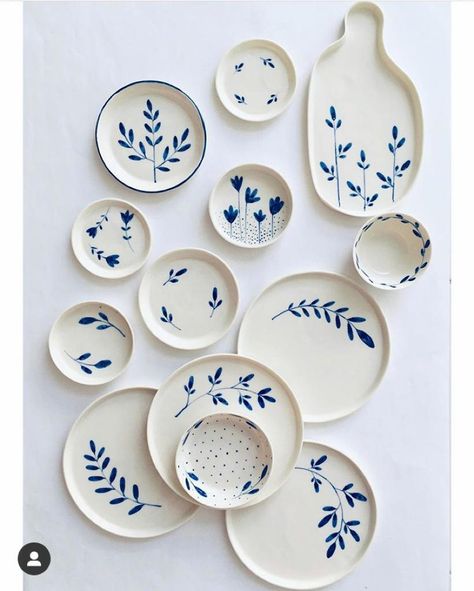 Blue Painted Pottery, Underglaze Painting Ideas, Paint Your Own Pottery Ideas Inspiration, Painting Ceramics Ideas Simple, Painting Pottery Ideas Easy Inspiration, Pottery Underglaze Ideas, Ceramic Houseware, Underglaze Painting On Pottery, Pottery Plate Painting Ideas