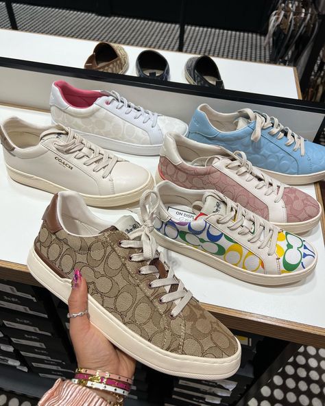 Coach Sneakers Outfit For Women, Coach Sneakers Women, Coach Sneakers For Streetwear, Coach Shoes Outfit, Tenis Coach, Coach Sneakers, Pretty Shoes Sneakers, Coach Shoes, Girly Shoes