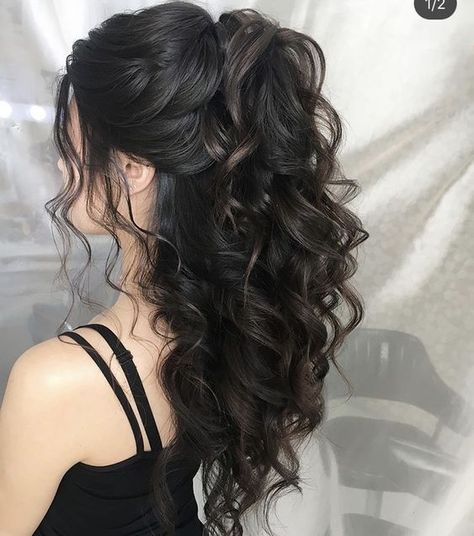 rizos-en-el-pelo-ideas-para-mayo-2022- Hair For A Wedding, Grad Hair, Cute Prom Hairstyles, Hair 101, Evening Hairstyles, Bridesmaids Hair, Hairstyle Idea, Quinceanera Ideas, Quinceanera Hairstyles