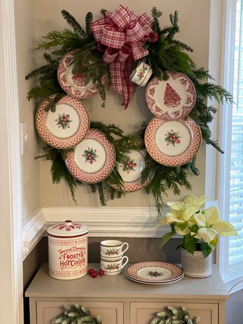 Wall Display Plates, Vintage Plate Wreath, Christmas Plate Display, Plate Wreaths, Christmas Crock, Plate Wreath, Mall Christmas, Free Paper Printables, Christmas Nature