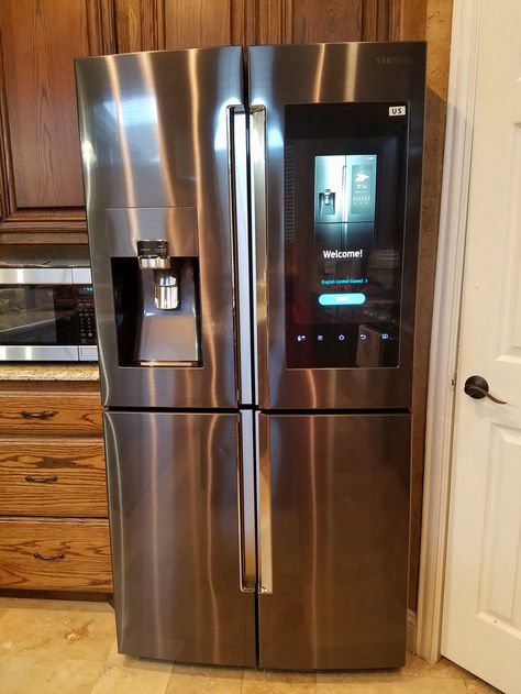 samsung hub refrigerator Refrigerator Samsung, Beautiful Refrigerator, Fridges In Kitchens, Wine Fridge Accessories, Samsung Family Hub Refrigerator, Big Refrigerator, Samsung Fridge, Old Refrigerator, Refrigerator Accessories