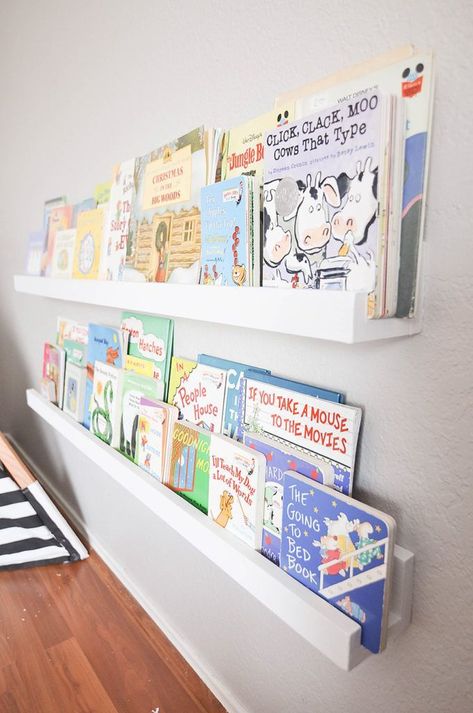 Create gorgeous DIY Kid's Bookshelves with this easy project. These wall shelves designed for children's books are the perfect room decor solution for kid's rooms. Kids can see all their books on these Montessori style floating shelves. Kids bookcases can Diy Bookshelf Kids, Floating Bookshelves, White Bookshelves, Kids Rooms Diy, Regal Design, Wall Shelves Design, Wall Bookshelves, Floating Shelves Diy, Kids Bookcase