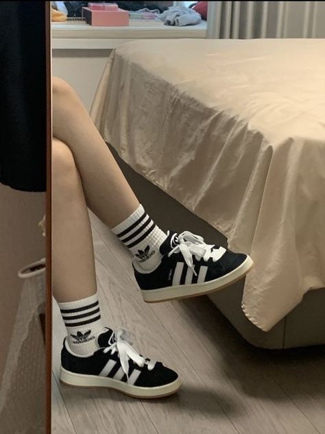 Girls Shoes Teenage, Dr Shoes, White Nike Shoes, Fashion Shoes Heels, Pretty Shoes Sneakers, Estilo Hippie, Hype Shoes, Adidas Campus, Shoe Inspo