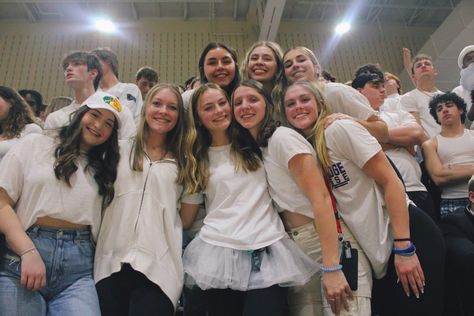 #basketball #basketballgame #spirit #schoolspirit #dressup #whiteoutfitideas #highschool #seniors #senioryear Basketball Game Outfit, Outfits Highschool, Game Outfit, Spirit Week, Basketball Game, Basketball Games, Gaming Clothes, Senior Year, School Spirit