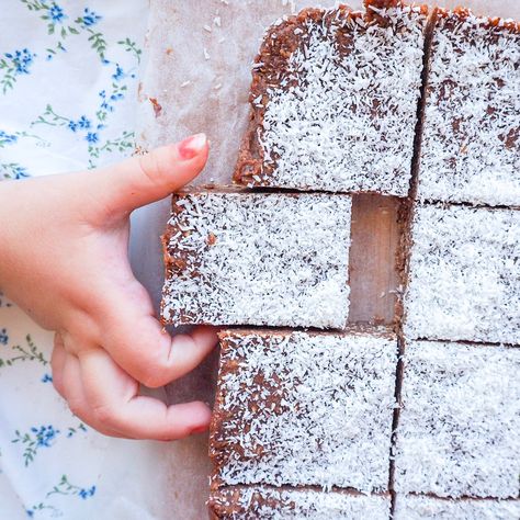 10 simple make ahead lunch box snacks to freeze for busy school days - my lovely little lunch box Chocolate Chip Snack Cake, Old Fashioned Oatmeal, Mochi Cake, Coconut Slice, Coconut Bars, Oatmeal Chocolate Chip, Lunch Box Snacks, Healthy Lunchbox, Make Ahead Lunches