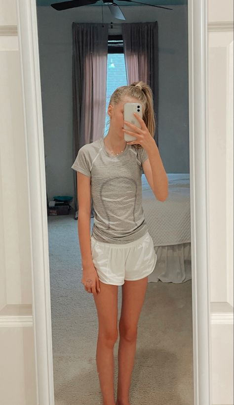 Lulu White Skirt Outfit, Lululemon Flowy Shorts, Lululemon Hotty Shorts White Outfit, Lululemon Hotty Hot Shorts Outfit, Preppy Outfits Lululemon, Lululemon Summer, Vsco Lululemon, Lululemon Outfit Fashion, Outfits Lululemon