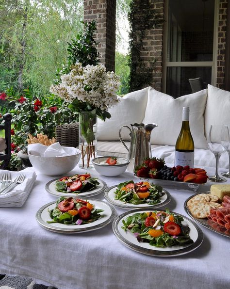 Tips for Hosting a Perfect Dinner Party - Decor Gold Designs Outdoor Dinner Party Menu, Summer Notebook, Beautiful Salads, Patio Entertaining, Entertaining Dinner, Perfect Dinner Party, Diy Entertainment, Dinner Party Decorations, Outdoor Dinner Parties