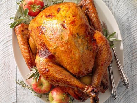 10+ Best Thanksgiving Turkey Recipes | Reader's Digest Canada Fresh Cranberry Salad, Thanksgiving Dinner Plates, Herb Roasted Turkey, Roast Turkey Recipes, Thanksgiving Leftovers, Turkey Recipe, Cooking Turkey, Thanksgiving Menu, Roasted Turkey