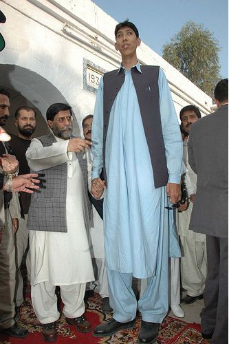 Naseer Soomro - 7 feet 8.9 inches (236 cm) -  (full name Naseer Ahmaad Soomro) is considered to be the 2nd tallest man in Pakistan.  http://www.thetallestman.com/naseersoomro.htm Tallest Man, Tall People, Full Name, Tall Men, Nba Players, Tall Guys, Skyscraper, Pakistan, Academic Dress