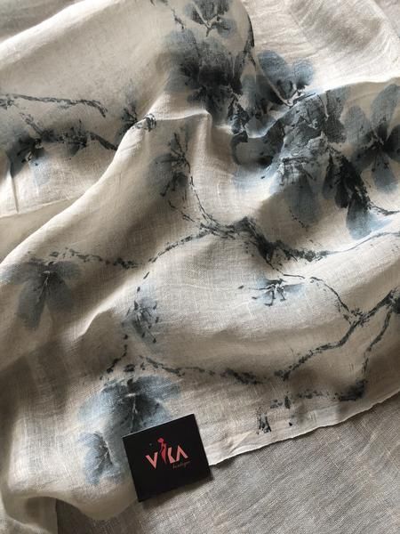 Floral Printed Linen saree Vika Boutique Suits, Vika Boutique Sarees, Pure Linen Sarees, Print Making Designs, Tambola Game, Lenin Sarees, Jute Silk Saree, Floral Sarees, Mini Project