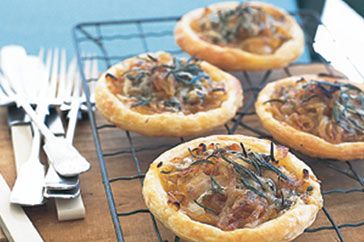 The strong flavoured blue cheese and sweet caramelised onions are a perfect pairing for this lunch time tart. Predinner Snacks, Porter Cake, Onion Tartlets, Blue Cheese Tart, Caramelised Onion Tart, Caramelised Onions, Caramelised Onion, Tarts Recipe, Onion Tart