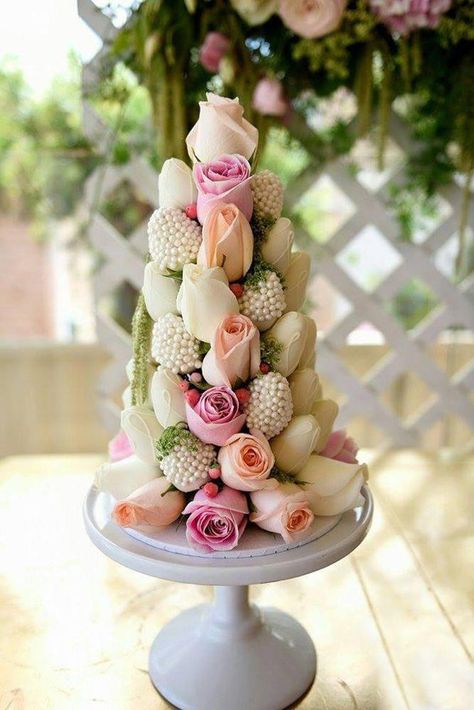 Wedding Dessert Ideas, Strawberry Tower, Wedding Strawberries, Blackberry Syrup, Rosen Box, Non Traditional Wedding, Edible Arrangements, Fruit Decorations, Valentine Cake