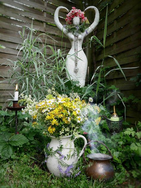 Midsummer altar Outdoor Witch Altar, Goddess Altar, Witch's Garden, Sacred Space Altar, Witchy Garden, Altar Ideas, Sacred Garden, Altar Design, Witch Garden