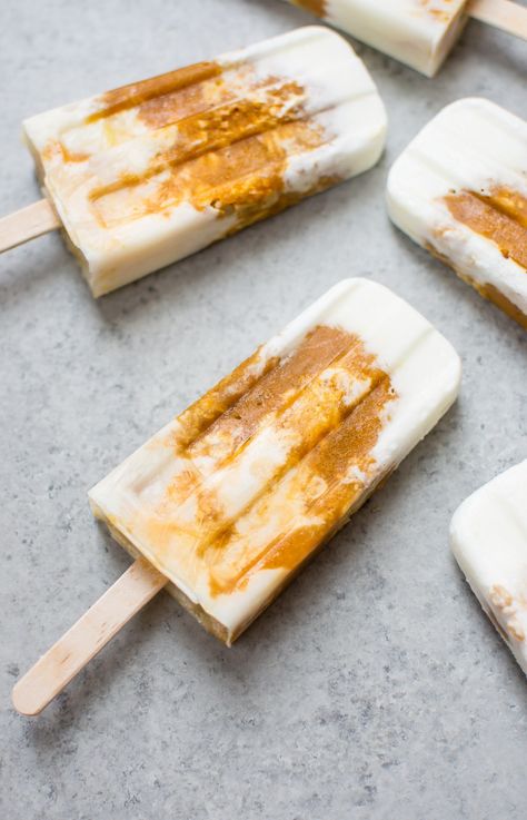 These pumpkin pie breakfast popsicles are a fun and healthy way to get your pumpkin fix! Pumpkin Pie Breakfast, Pie Breakfast, Breakfast Popsicles, Easy Popsicles, Homemade Banana Pudding, Pumpkin Recipes Easy, Easy Pumpkin Pie, Homemade Popsicles, Popsicle Recipes