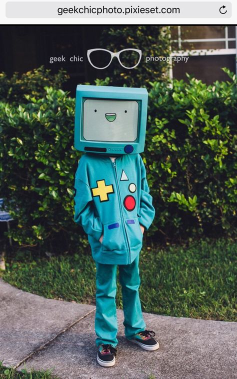 Adventure Time BMO cosplay. #bmo                                                                                                                                                                                 More Adventure Time Costume, Bmo Adventure Time, Adventure Time Clothes, Adventure Time Bmo, Adventure Time Cosplay, Tik Tok Videos Funny, Tv Head, Tik Tok Videos, Jake The Dogs