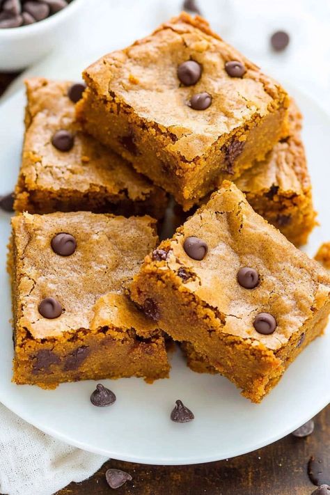 Pumpkin Blondies Recipe Blonde Pumpkin Brownies, Pumpkin Blondies Recipe, Pumpkin Blondies, Pumpkin Brownies, Blondies Recipe, Pumpkin Pie Spice, Easy Pumpkin, White Chocolate Chips, Brown Butter