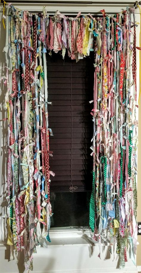 Laundry Curtain, Fabric Strip Curtains, Garland Photo Backdrop, Diy Fabric Garland, Rag Curtains, Hippie Curtains, Ribbon Curtain, Cortinas Boho, Curtains Diy