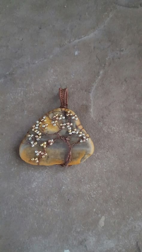 Wire Shell Jewelry, Tree Wire Wrap, Shell Background, Modern Mermaid, Wire Wrapped Stone Jewelry, Wire Wrap Jewelry Designs, Mermaid Design, Wire Wrapped Jewelry Diy, Tree Of Life Jewelry