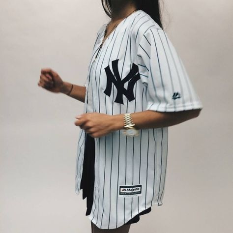 Baseball Jersey Outfit Women, Look Hip Hop, Baseball Jersey Outfit, Yankees Jersey, Stripes Top, Jersey Baseball, Skater Girl Outfits, Jersey Jacket, Jersey Outfit