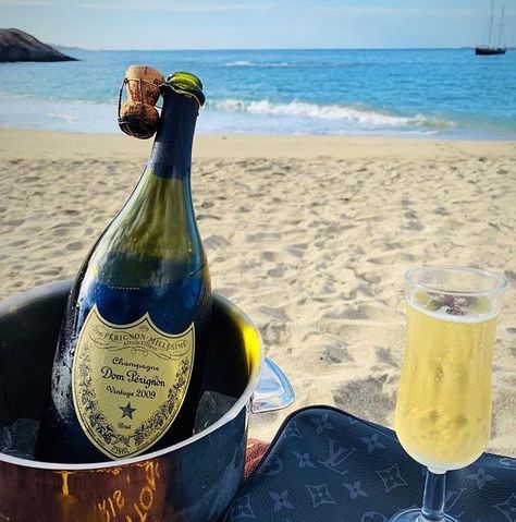 Champagne Moments 🥂 on Instagram: “I love you to the beach and back Dom Pérignon 😍🥂🍾 ⠀⠀⠀⠀⠀⠀⠀⠀ 📷 by @arrontscott ⠀⠀⠀⠀⠀⠀⠀⠀ ------- #champagne #champagnemoments #domp…” Dom Perignon Champagne On Ice, Chateau Margaux Wine, Cherry Vodka Sour, Champagne Beach, Expensive Champagne, Caipirinha Cocktail, Halloween Recipes Drinks, Blueberry Gin, Lily And Val