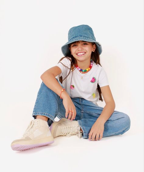 Kid Models Photoshoot, Kids Model Shoot, Kids Poses For Photoshoot, Kids Photoshoot Ideas Studio, Kids Studio Photoshoot, Kids Photoshoot Poses, Kid Picture Poses, Kids Portrait Studio, Pose Mannequin