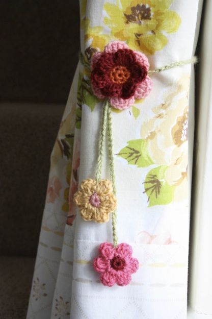 Curtain Tie Backs Diy, Crochet Puff Flower, Flower Curtain, Flower Tie, Japanese Flower, Crocheted Flowers, Crochet Curtains, Tie Pattern, Crochet Home Decor