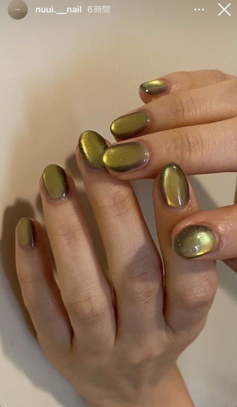 75+ Fall Nails and Nail Art Trends to Welcome Your Cozy Season - Jennysgou Almond Colour Nails, Neon Cat Eye Nails, Green Velvet Nails, Fall Leaf Nail Designs, Green Cat Eye Nails, Leaf Nail Designs, Short Nails Fall, Magnet Nails, Nails Magnetic