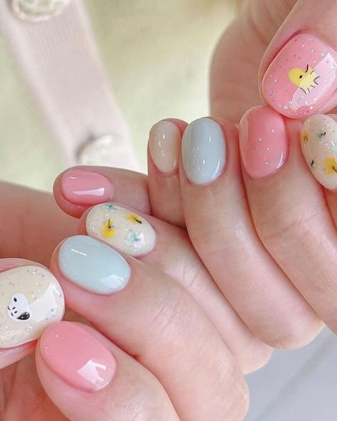 Korean pastel nails: light pink and blue short nails with flowers Korean Nail Designs, Nail Cute, Acrylic Nails Almond Shape, Pastel Nail Art, Popular Nail Colors, Korean Nail, Pastel Nails Designs, Pastel Nail Polish, Korean Nail Art