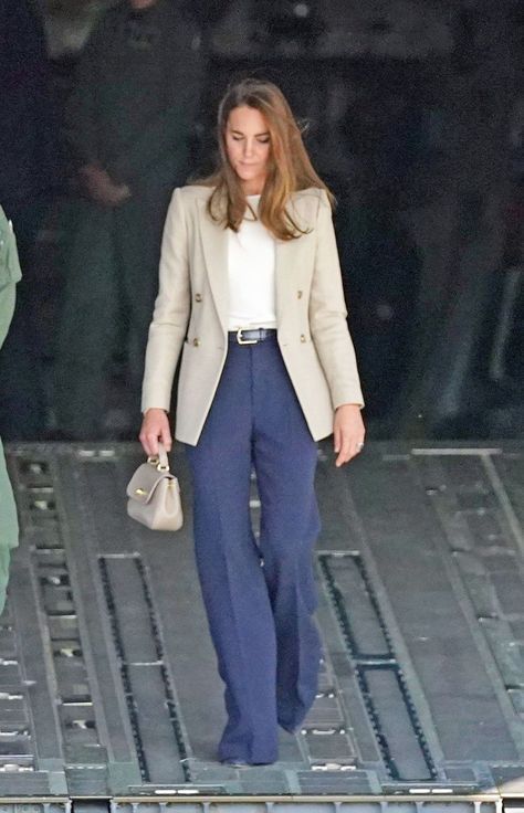 Catherine Outfits, Lawyer Dress, Catherine Cambridge, Female Lawyer, Attorney Outfit, Professional Wardrobe Essentials, Kate Middleton Dress, Casual Work Attire, Kate Middleton Outfits