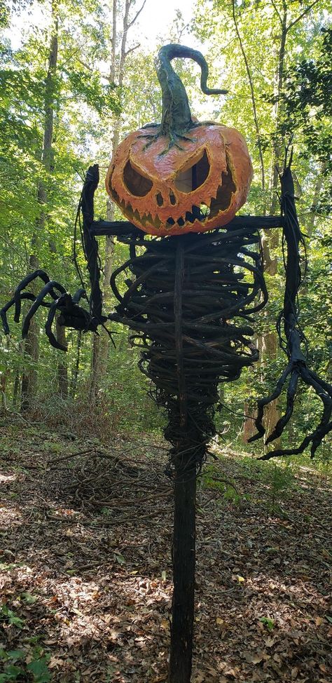 Over The Top Halloween Decorations Outdoor, Blair Witch Halloween Decorations, Diy Shrunken Head, Halloween Garden Decorations, Chic Halloween Decor, Halloween Witch Decorations, Halloween Scarecrow, Halloween Outside, Kid Friendly Halloween