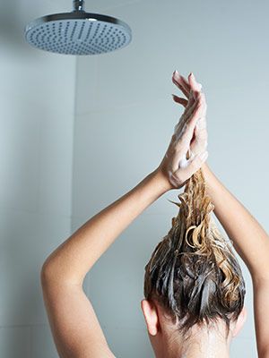 The Right Way to Wash Your Hair (Yep, There Is One): Daily Beauty Reporter :  I know it sounds crazy. But you know what’s even crazier? I’ve noticed a real change in my hair since I started following this shower routine. The biggest perk? Fewer flyaways. So here’s how top hairstylists—who would never, ever... Stop Hair Breakage, Good Shampoo And Conditioner, Shower Routine, Hair Breakage, Hair Routines, I Know It, Shiny Hair, Bad Hair, Change In