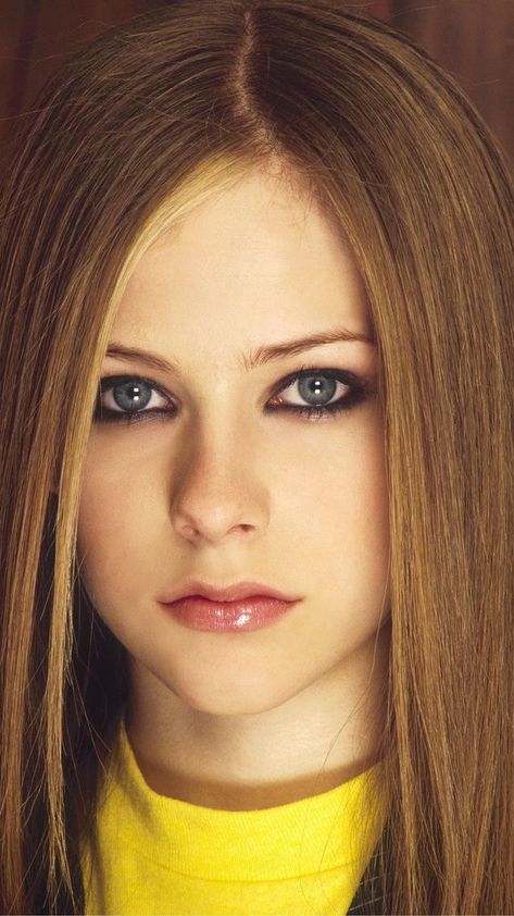 2000s Avril Lavigne, Princesa Emo, Joanna Garcia, Avril Lavingne, Avril Lavigne Photos, Debut Photoshoot, 90s Makeup, Retro Makeup, Formal Makeup