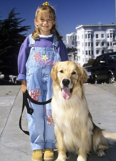 Full House Comet Childhood Clothes, Full House Michelle, 90s Kids Fashion, Michelle Tanner, 90’s Outfits, Feathered Bangs, 90s Teen, Fuller House, 90s Trends