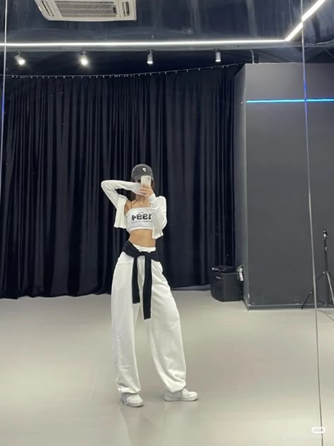 Hyunjin Dance Practice Outfit, Zumba Outfits For Women, Hyunjin Practice, Jia Outfits, Idol Dance, Zumba Outfit, Extra Outfits, Dance Dreams, Dance Outfits Practice