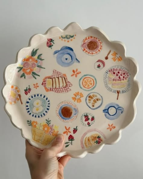 Pottery Inspiration Aesthetic, Clay Painting Ideas Bowl, Pottery Painting Dish, Hand Painted Ceramics Ideas, Pottery Painting Plate Ideas, Diy Clay Gifts, Ceramic Painting Ideas Plates, Cute Ceramic Plate, Painting Pottery Ideas