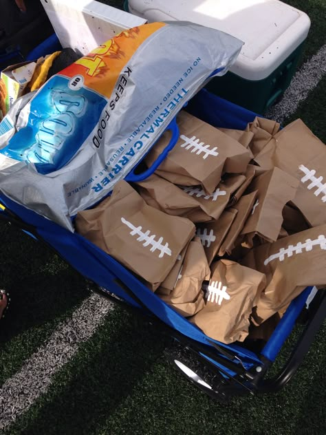 Gifts For Football Players Game Day, Team Mom Football Snacks, Football Opening Day Ideas, Flag Football Snacks, Snack Bags For Football Players, Football Halftime Snacks For Players, Youth Football Snack Ideas, Team Snacks For Kids Football, Football Snacks For Kids