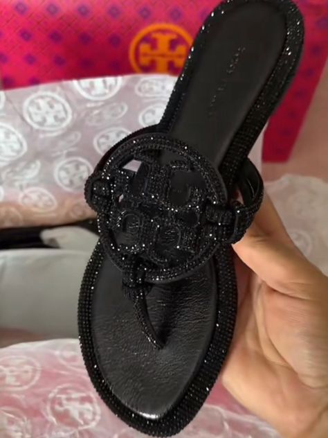 Latina Sandals, Fancy Sandals Flats, Baddie Sandals, Chanclas Aesthetic, Fancy Sandals, Pretty Sneakers, Crocs Fashion, Pretty Sandals, Trendy Shoes Sneakers