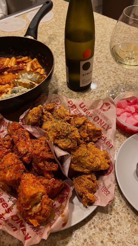 Chicken And Beer Korean Aesthetic, Bonchon Chicken Aesthetic, Korean Chicken Aesthetic, Korean Fried Chicken Aesthetic, Chicken Tenders Aesthetic, Chicken Aesthetic Food, Fried Chicken Aesthetic, Fried Chicken Korean, Food Aestethic