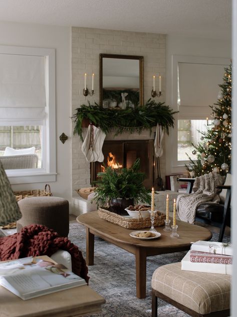 Classic Cozy Christmas Decor, Christmas Living Room Couch, Vintage Traditional Christmas Decor, Holiday Decor Christmas Living Room, Neutral Christmas Decor Living Room, Cozy Christmas Living Room Ideas, Christmas Round Table Centerpieces, Cozy Christmas Decor Living Room, Cottage Christmas Living Room