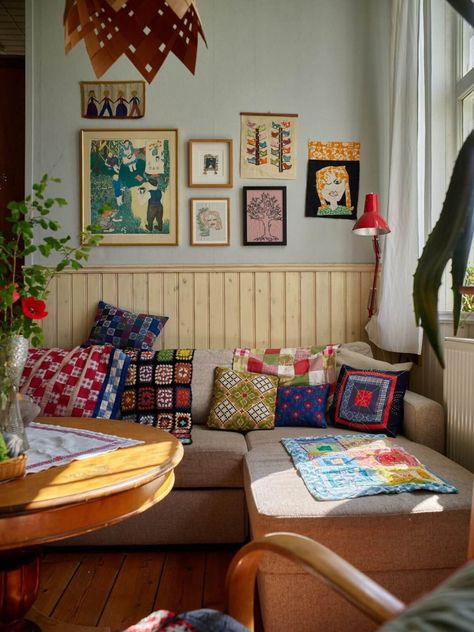 Scandinavian Cosy Interior, Vintage Swedish Decor, Cosy Eclectic Home, English Country Family Room, Scandi Coastal Interiors, Cosy Scandi Living Room, Swedish Colors, Colorful Scandinavian Interior, Colorful Vintage Aesthetic