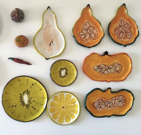 Ceramic Fruit, Clay Plates, Keramik Design, Pottery Crafts, Diy Pottery, Ceramics Pottery Art, Ceramics Projects, Ceramics Ideas Pottery, Pottery Plates