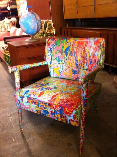 paint splatter chair (link is broken, willing to fix if you can add it in the comments) Art Studio Furniture, Vintage Art Studio, Hand Painted Chairs, Painted Chair, Studio Chairs, Splatter Paint, Studio Furniture, Emily Henderson, Painted Chairs