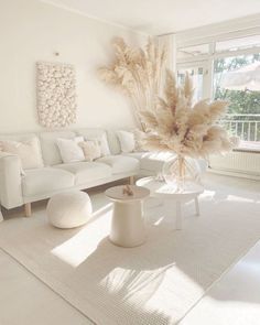 Couleur cocooning : quelle teinte adopter dans le salon ? Beige And White Living Room, Cream Living Rooms, Organic Modern Decor Living Room, Beige Living Rooms, Interior Design Per La Casa, Gold Living Room, White Living Room, White Furniture, Decor Home Living Room