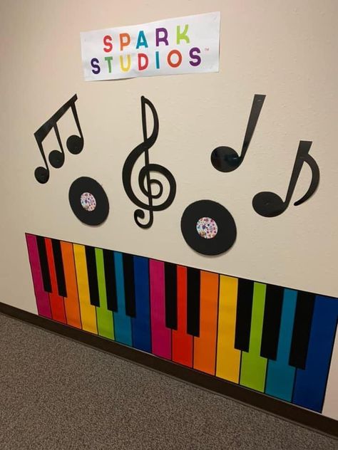 Decoration For Music Classroom, Piano Classroom Decor, Music Room Decor Ideas For School, Music Themed Classroom Decorations, Music School Decoration, Diy Music Classroom Decor, Music Day Decorations School, Music Decorations Classroom, Musical Decorations Ideas