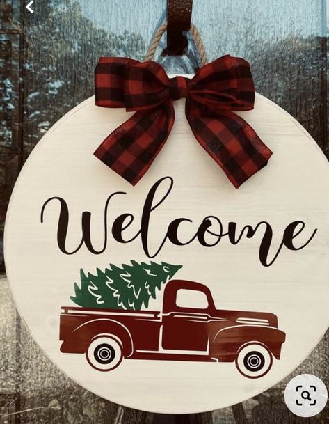 Truck Door Hanger, Farmhouse Truck, Christmas Signs Diy, Door Signs Diy, Door Art, Wooden Welcome Signs, Old Truck, Wall Hangers, Diy Wood Signs